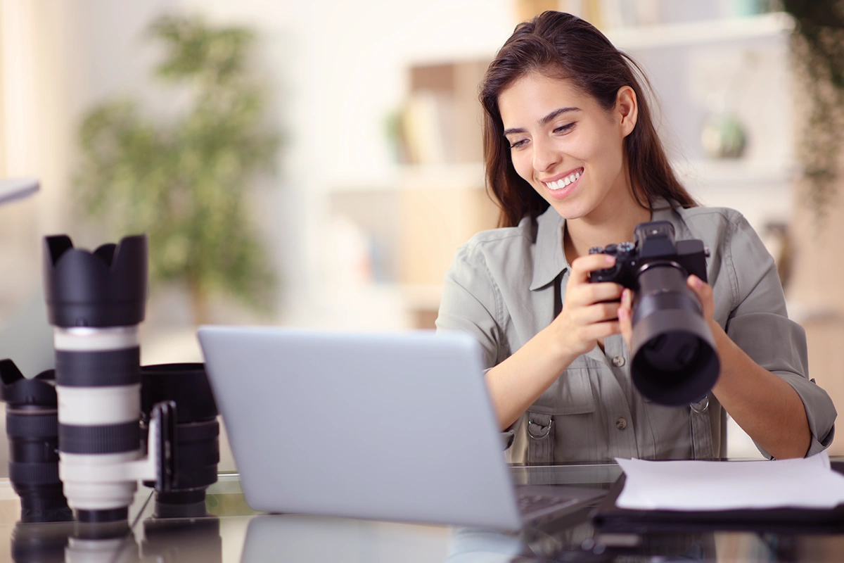 vrouw met camera en laptop - workshop paardenfotografie - cursus paarden fotograferen. Online begeleiding