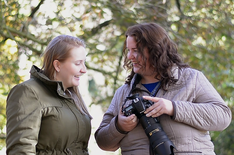 Fotograaf Femke Puijman laat een foto zien aan een klant