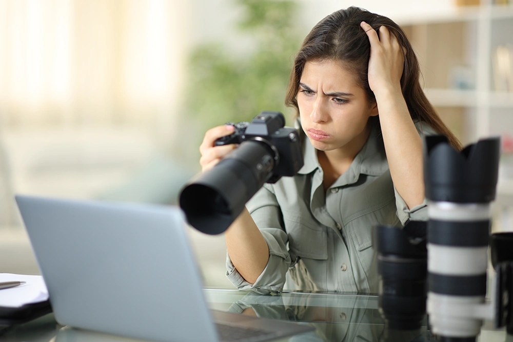 vrouw die moeite heeft met camera instellingen - workshop paardenfotograferen - online begeleiding